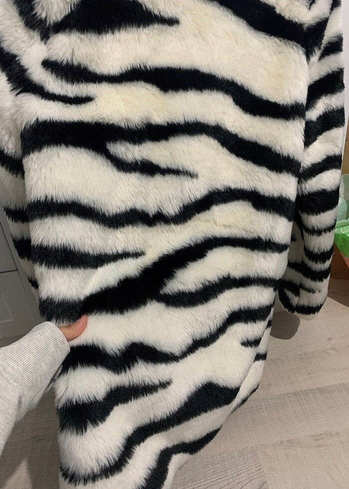 Bershka zebra desenli beyaz kürk - Görsel 4