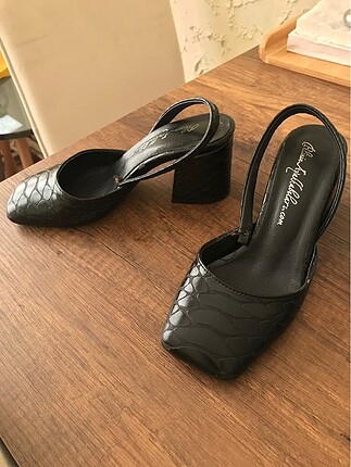 Siyah kalın topuklu ayakkabı