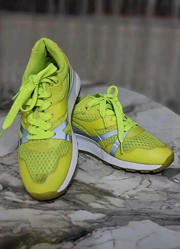 Dora 40 numara orjinal diadora neon renk ayakkabı . 