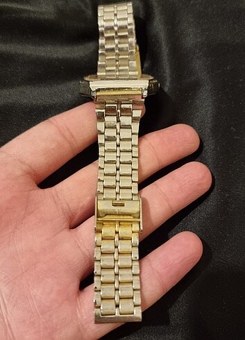 Beden Altin sarisi renk casio model bayan kol saati . Pili bitiktir .