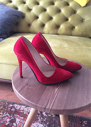 Kırmızı süet stiletto
