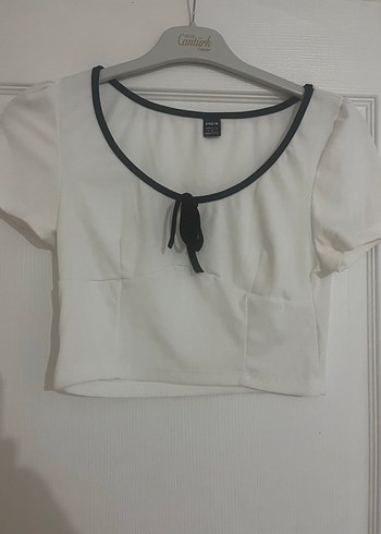 Siyah Detaylı Beyaz Kısa Kollu Bluz