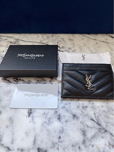 Yves Saint Laurent Yves Saint Laurent Kartlık
