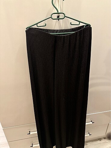Geniş paça parlak kumaş pantolon