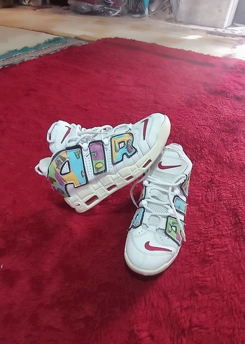 Renkli Nike marka ayakkabı