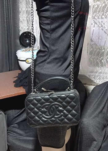 Beden Zincir Detaylı Siyah Deri askılı çanta