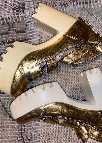 Altın rengi kalın topuklu - Görsel 3