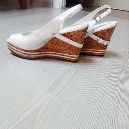 Dolgu topuklu beyaz ayakkabı