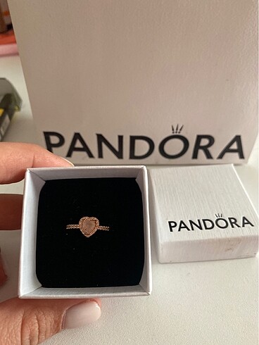 Pandora Pembe Kalpli Taşlı Rose gold yüzük