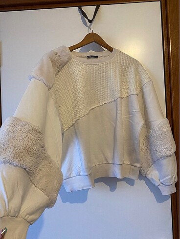 Zara beyaz peluş detaylı kazak