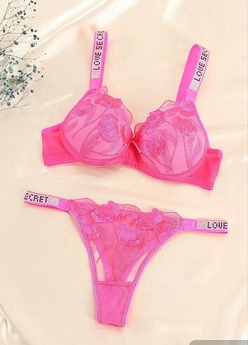 Victoria s Secret VS YENİ MODEL İÇ GİYİM TAKIM