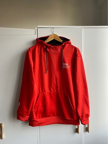 Kırmızı turuncu arası çok şık bir renk sweatshirt sadece etiketi