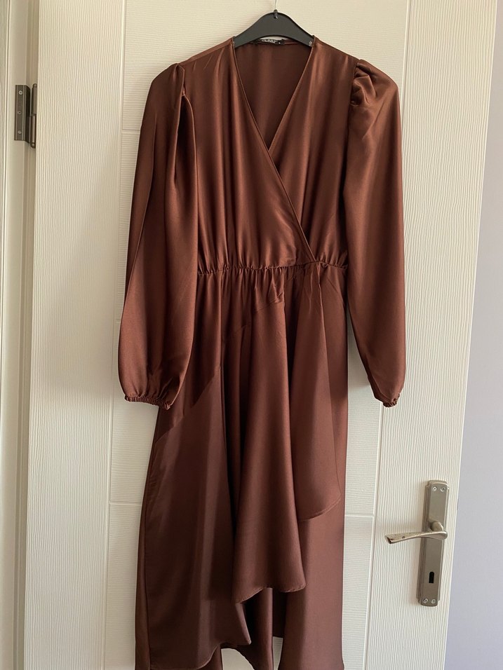Kahverengi Uzun Kollu Drapeli Kadın Saten Elbise - Görsel 3