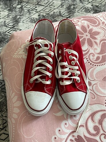 Kırmızı converse