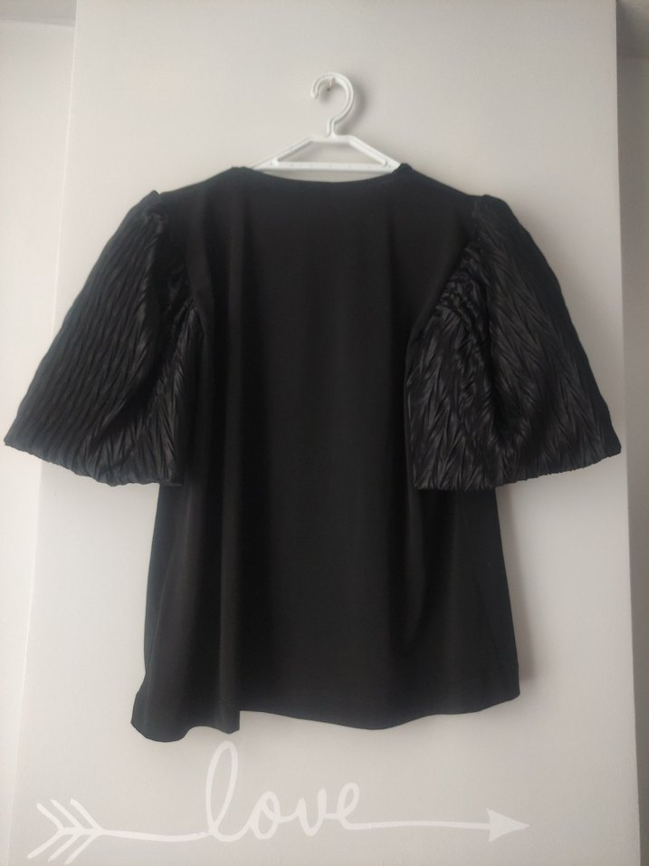 Siyah Piliseli Kısa Kollu V Yaka Bluz - Görsel 2