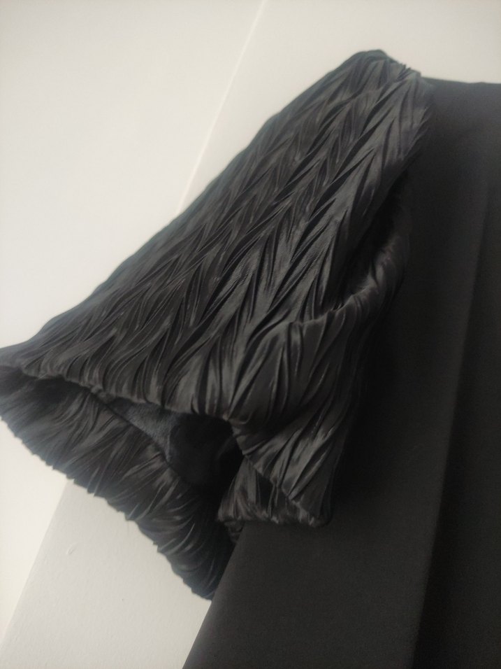 Siyah Piliseli Kısa Kollu V Yaka Bluz - Görsel 3