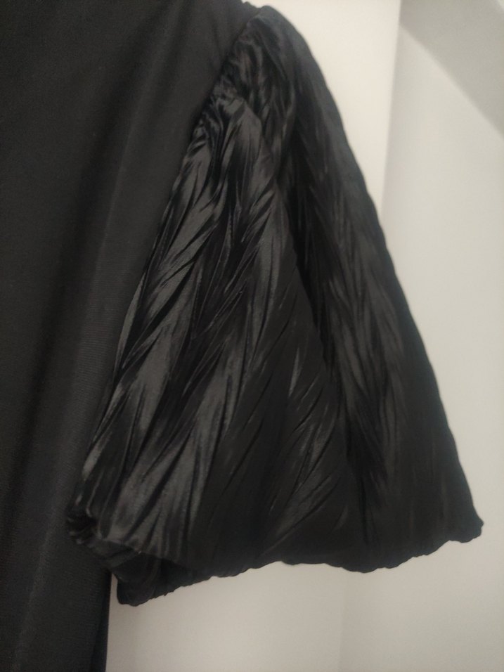 Siyah Piliseli Kısa Kollu V Yaka Bluz - Görsel 4