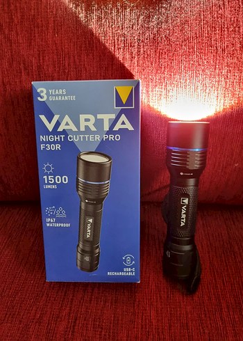 Varta Varta Night Cutter Pro F30R Şarjlı El Feneri