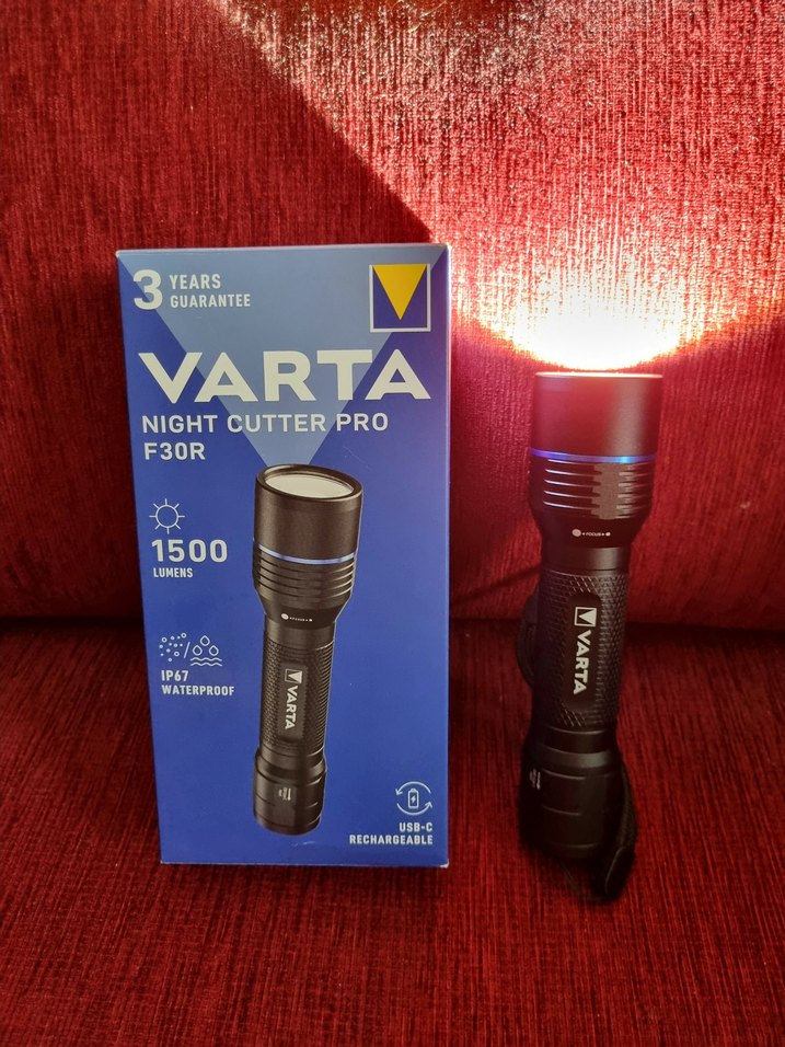 Varta Night Cutter Pro F30R Şarjlı El Feneri - Görsel 2