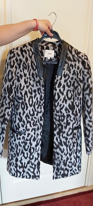 Siyah leoparlı ceket