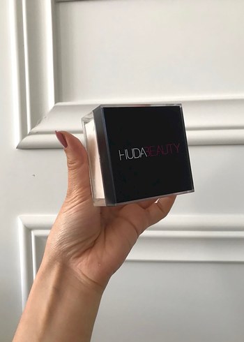 HUDA BEAUTY Easy Bake Loose Puder Pound Cake - Görsel 4