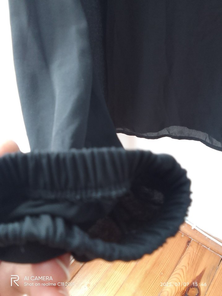 Siyah V Yaka Gotik Fırfırlı Bluz - Görsel 4