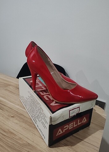Kırmızı stiletto