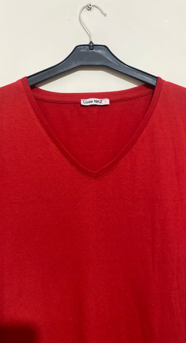 Kırmızı V Yaka Kadın Tişört - Görsel 2
