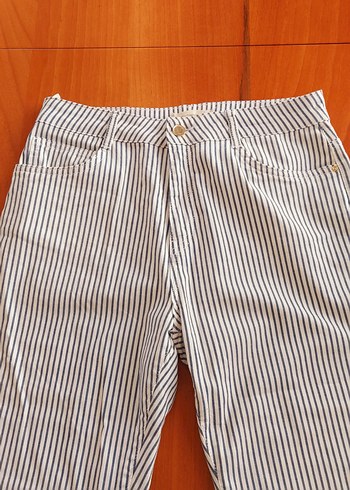 Kadın Gri Beyaz Çizgili Pilili Kumaş Pantolon - Görsel 3