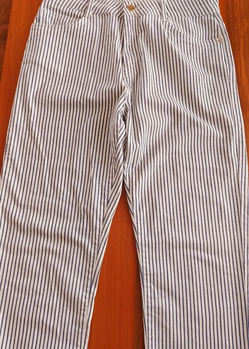 Kadın Gri Beyaz Çizgili Pilili Kumaş Pantolon - Görsel 2