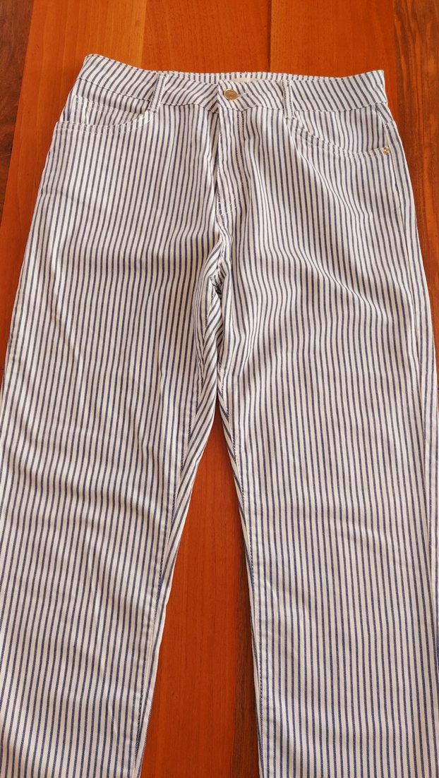 Kadın Gri Beyaz Çizgili Pilili Kumaş Pantolon - Görsel 2