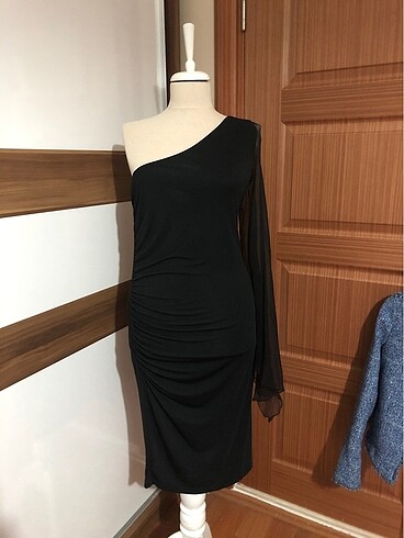 Siyah tek kollu butik elbise