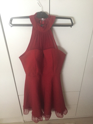 Kırmızı boğaz detaylı elbise 