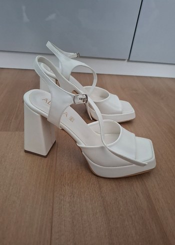 Beyaz Platform Topuklu Ayakkabı - Görsel 2