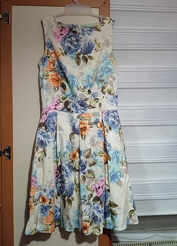Krem çiçek detaylı elbise