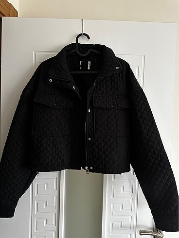 BERSHKA kapitoneli crop ceket