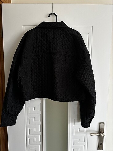 l Beden BERSHKA kapitoneli crop ceket