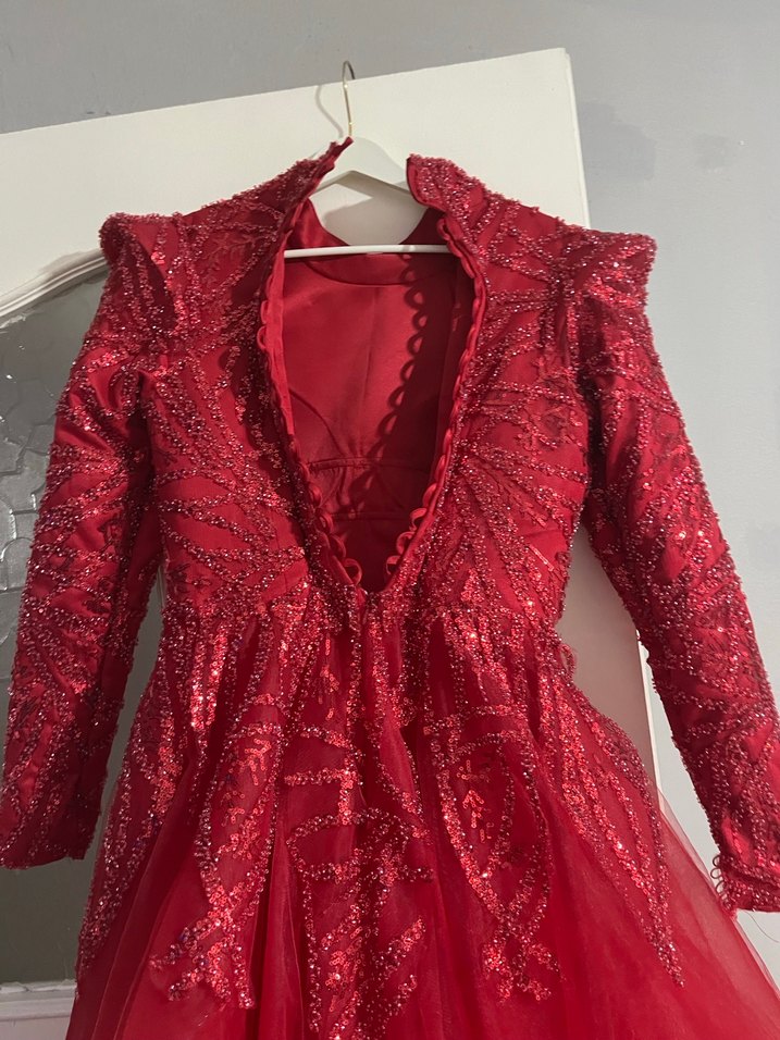 Uzun Kollu Kırmızı Desenli Kadın Abiye - Görsel 3