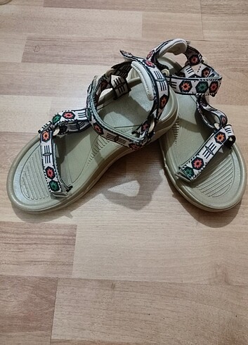 çok renkli sandalet 
