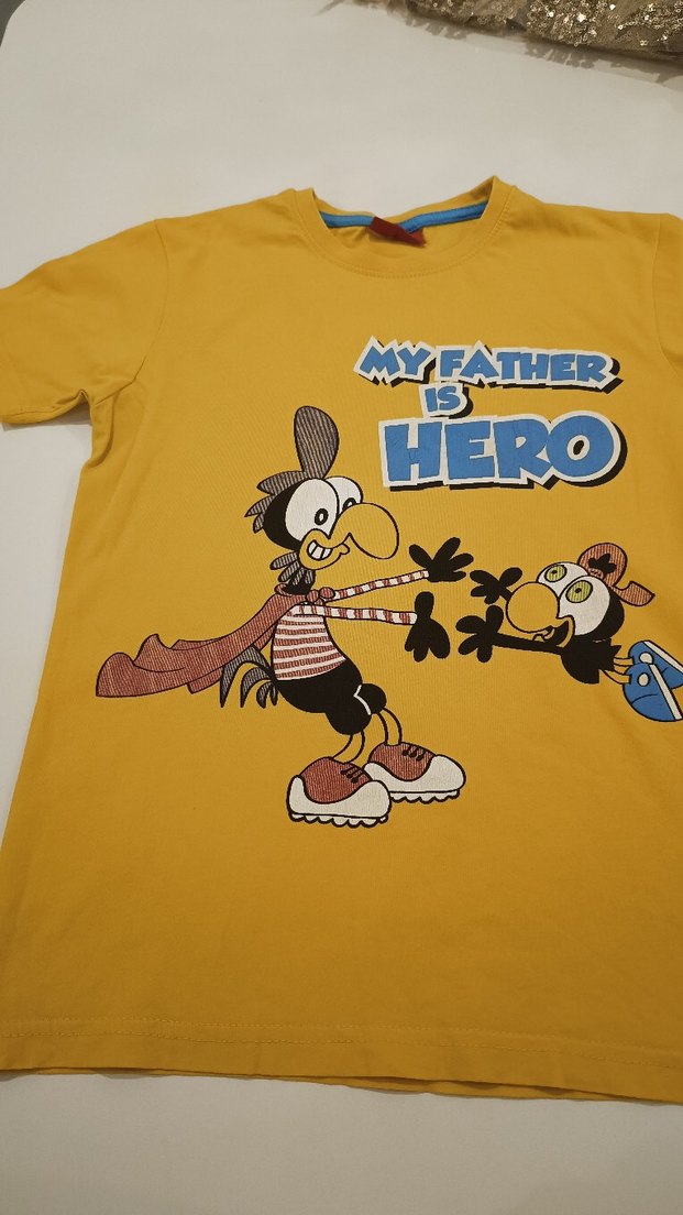 Renkli Sarı Aksiyon Figürlü tişört - Görsel 3