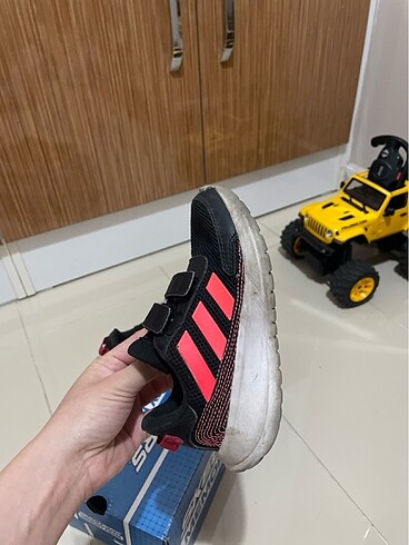 28 Beden Adidas çocuk spor ayakkabı