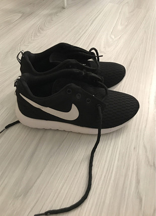 Siyah spor ayakkabı