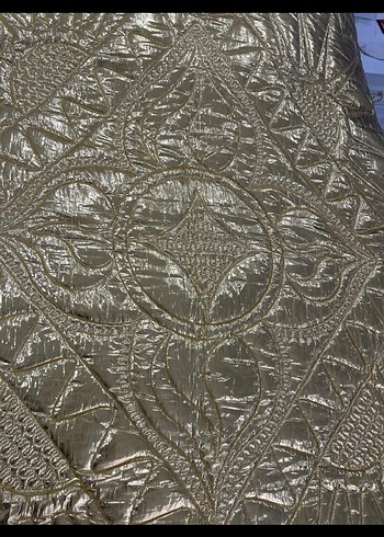 Altın Renk İşlemeli Parlak yorgan - Görsel 2