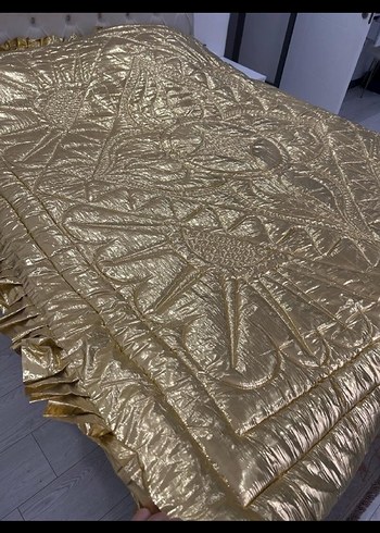 Altın Renk İşlemeli Parlak yorgan - Görsel 3