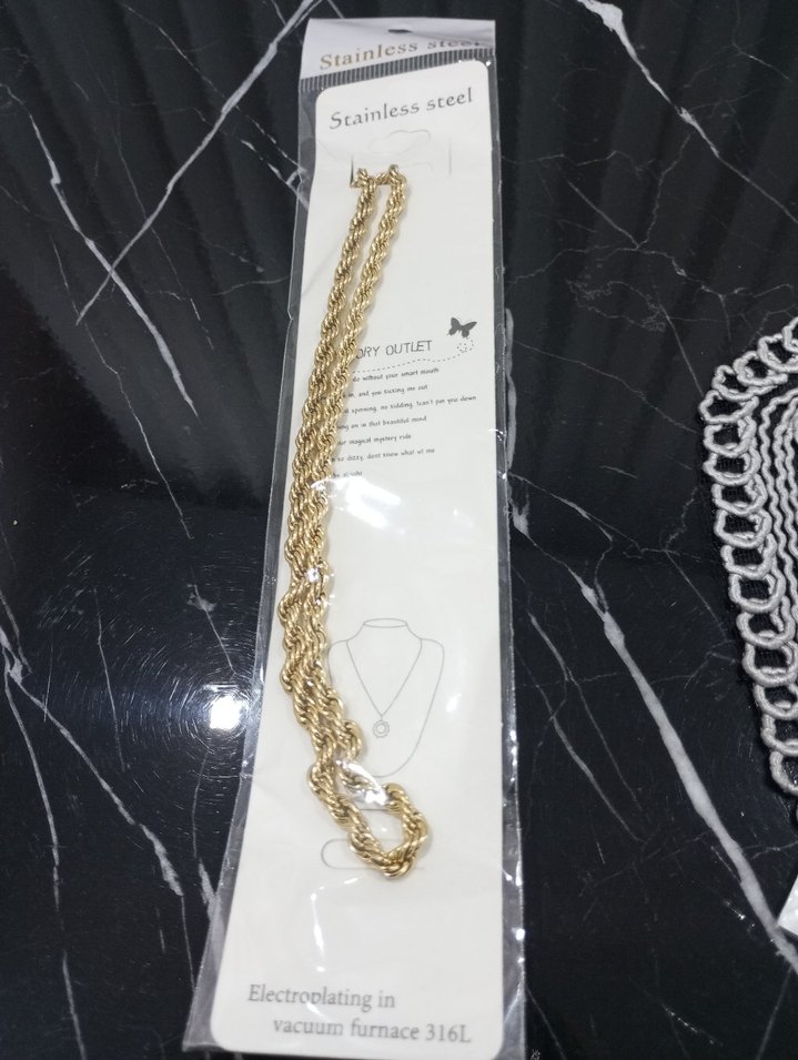 Uzun Zincir Detaylı Altın Renkli Kadın Kolye - Görsel 4