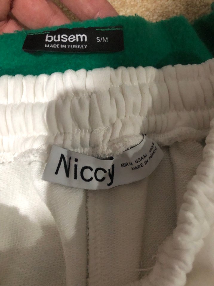 Yeşil Baskılı Sweatshirt ve Beyaz Bol Pantolon - Görsel 2