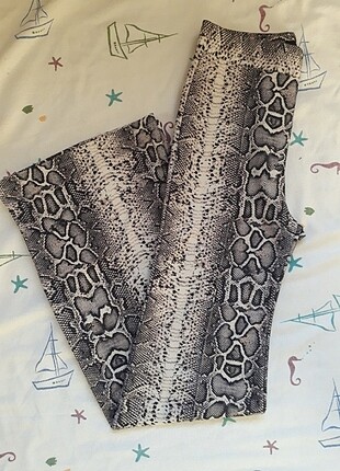 Bershka Vücudu saran pantolon