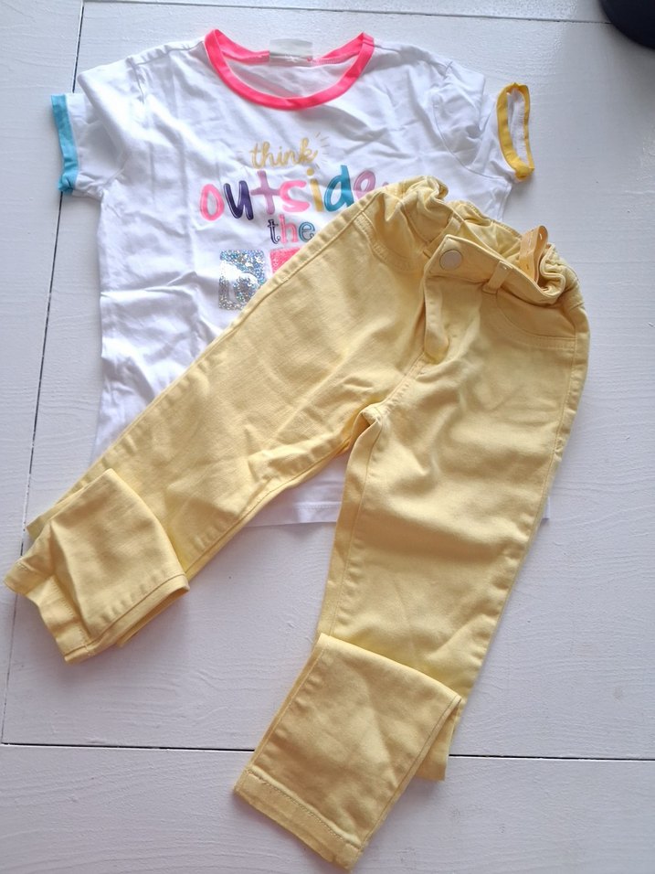 Sarı Pantolon ve Baskılı Kısa Kollu Tişört kot pantolon - Görsel 4
