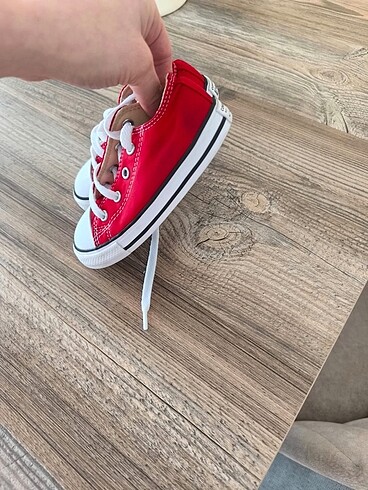 24 Beden kırmızı Renk Converse