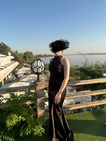 Halter yaka yırtmaçlı saten abiye elbise
